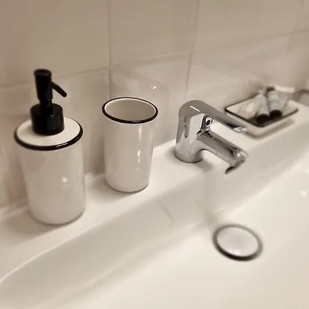 Le Petit Ecusson A La Cathedrale Nîmes