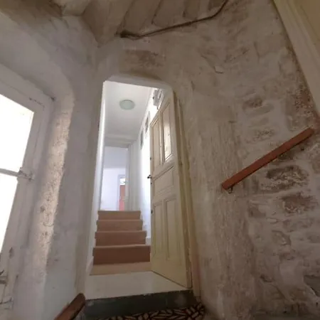 Le Petit Ecusson A La Cathedrale Nimes