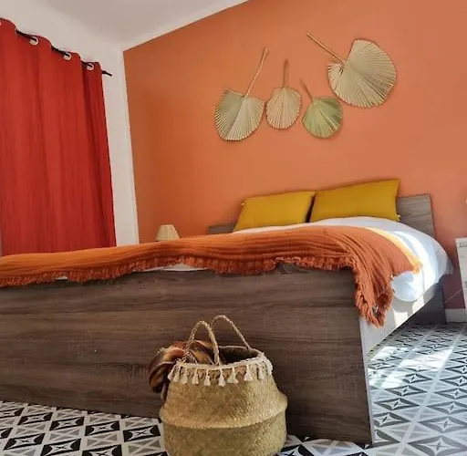 Le Petit Ecusson A La Cathedrale Νιμ